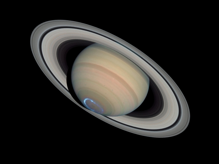 Saturn šestá planeta od Slunce a druhá největší planeta