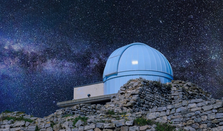 Studium hvězd: Astronomické observatoře a technologie Hvězdy jsou kosmickými tělesy, která fascinují lidstvo od nepaměti. Jsou základními stavebními kameny vesmíru a hrají klíčovou roli ve vývoji a struktuře galaxií. Abychom lépe porozuměli těmto nesmírným objektům, potřebujeme pokročilé nástroje a technologie. V tomto článku se podíváme na různé observatoře a technologie, které astronomové používají k pozorování a studiu hvězd.