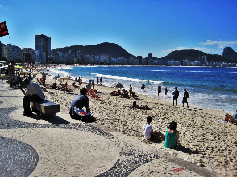 Bondi Beach v Sydney, Austrálii, je bezesporu jednou z nejslavnějších pláží na světě. Tato ikonická destinace je známá svými bílými písečnými plážemi, křišťálově čistým oceánem a relaxační atmosférou. Pokud se chystáte na tuto slavnou pláž, zde je průvodce, jak se tam dostat a užít si nejlepší, co Bondi Beach nabízí.