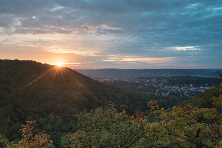 Fotografování západu slunce vyžaduje specifická nastavení fotoaparátu, aby bylo dosaženo co nejlepších výsledků. Zde je několik klíčových parametrů, které byste měli zvážit: Režim expozice: Použijte manuální režim (M) na fotoaparátu, aby jste měli plnou kontrolu nad nastavením expozice. Tento režim vám umožní ručně nastavit uzávěrku, clonu a ISO. Clona (f-stop): Pro zachycení co nejvíce detailů ve scéně a vytvoření hlubšího ostrosti použijte menší clonu, což znamená vyšší číslo f-stop (např. f/8, f/11, f/16). To zajistí, že budou ostří jak objekty na předním plánu, tak i slunce na obzoru. Uzávěrka (shutter speed): Zvolte pomalší uzávěrku, aby byla scéna dostatečně osvětlena a aby byly zachyceny bohaté barvy západu slunce. Pokud používáte stativ, můžete experimentovat s delšími uzávěrkami (např. 1/30 sekundy až 10 sekund) pro vytvoření efektu rozmazání pohybu oblaků nebo vodní hladiny. Pokud fotíte ručně, můžete také použít dlouhou expozici (bulb mode) pro ještě delší časy. ISO: Držte ISO co nejnižší (např. ISO 100 nebo 200), abyste minimalizovali šum v obrazech. Vyšší hodnoty ISO se používají pouze v případě, že je třeba rychlejší uzávěrku kvůli nedostatečnému osvětlení. Stativ: Použijte stativ, aby byly snímky stabilní a ostré, zejména pokud používáte delší uzávěrku. Závěrka samospouště: Použijte závěrku s krátkou samospouště, abyste minimalizovali vibrace fotoaparátu při stisknutí spouště. Vyvážení bílé (white balance): Experimentujte s nastavením bílého vyvážení, aby jste zachytili různé teploty barvy během západu slunce. Automatika často funguje dobře, ale můžete také zkoušet nastavit na sluneční světlo (Daylight) nebo vyvážení podle vlastního uvážení. Sériové snímky: Pokud máte možnost, fotografování sérií snímků v rychlém sledu vám umožní zachytit různé fáze západu slunce a potom vybrat nejlepší snímek. Základní pravidlo třetin: Použijte pravidlo třetin pro kompozici snímku. Rozdělte obraz mentálně na tři horizontální a tři vertikální části a umístěte hlavní prvky na křížení těchto linií, což vytvoří vyváženější a atraktivnější kompozici. Zvážení použití filtrů: Někteří fotografové používají filtr s postupně se zvyšující tmavostí (graduated ND filter), aby vyrovnali rozdíl v jasu mezi obzorem a nebem. Tento filtr umožňuje zachovat detaily na obzoru, aniž by byla obloha přeexpozována.